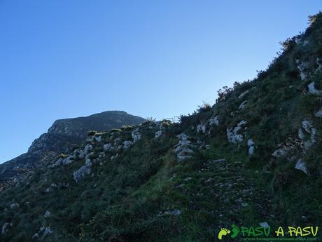 Ruta al Cerro Llabres: Llegando al cierre del Collado la Prida