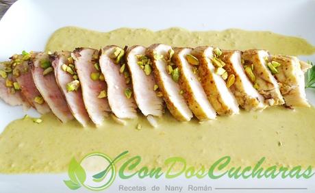 Atún a la plancha con salsa de pistachos