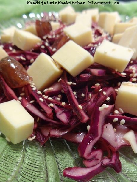 SALADE DE CHOU ROUGE, FROMAGE CHEDDAR ET DATES / DATES, CHEDDAR CHEESE AND RED CABBAGE SALAD / ENSALADA DE REPELLO ROJO, QUESO CHEDDAR Y DÁTILES /سلطة الملفوف الاحمر ، جبن الشيدار و التمر