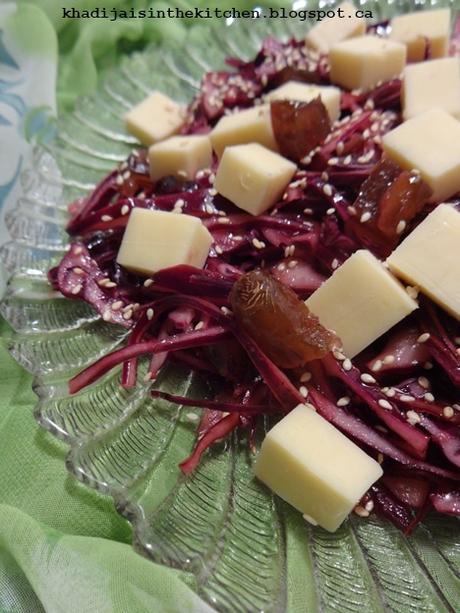 SALADE DE CHOU ROUGE, FROMAGE CHEDDAR ET DATES / DATES, CHEDDAR CHEESE AND RED CABBAGE SALAD / ENSALADA DE REPELLO ROJO, QUESO CHEDDAR Y DÁTILES /سلطة الملفوف الاحمر ، جبن الشيدار و التمر