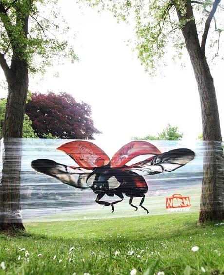 Este artista hace graffitis sobre film transparente en bosques y los resultados son geniales