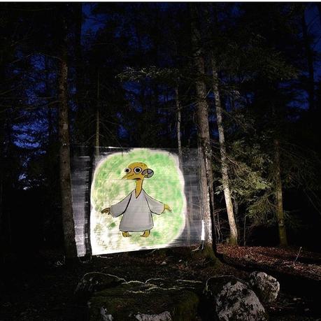 Este artista hace graffitis sobre film transparente en bosques y los resultados son geniales