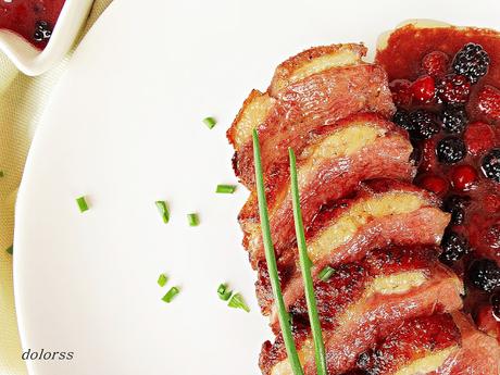 Magret de pato con salsa de frutos rojos Magret de pato con salsa de frutos rojos