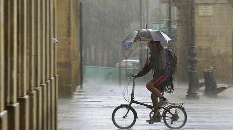 Protégete de la lluvia cuando vas en bici Protégete de la lluvia cuando vas en bici