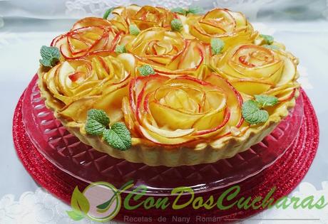 Tarta de manzana y crema como un ramo de rosas