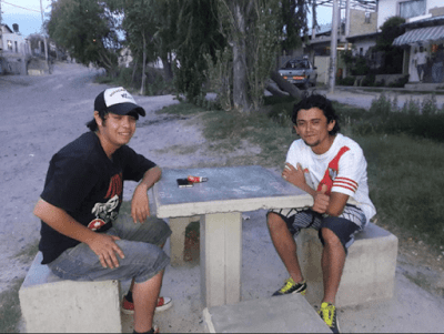 ¡Aplausos!: Se le cayó la billetera cuando compraba y dos chicos se la devolvieron