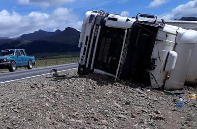 Volcó un camión en el cruce a Villa La Angostura
