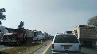 CAMIONETA CHOCA CONTRA PIPA DE GAS EN LA AUTOPISTA PEÑÓN-TEXCOCO