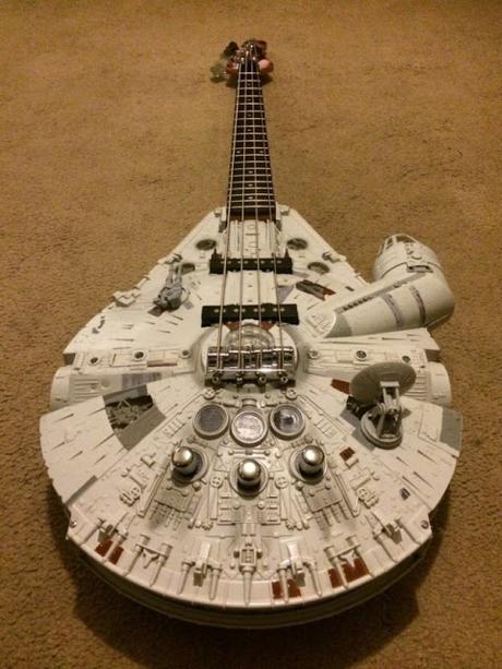 Rebel Bass un bajo de la guerras de las Galaxias hecho a mano