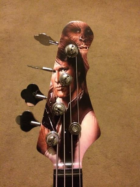 Rebel Bass un bajo de la guerras de las Galaxias hecho a mano
