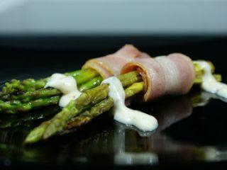 Espárragos envueltos en bacon