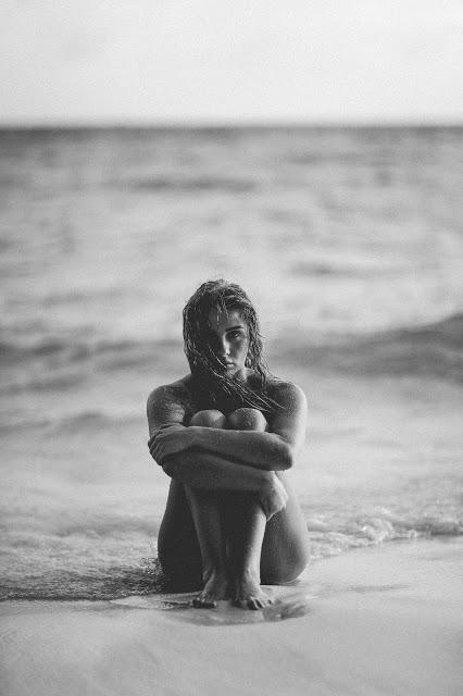 Mujer poderosa en la playa desnuda, sin miedo, mujer fuerte y resistente