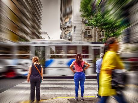 Mujer joven esperando cruza la calle.Manipulación fotográfica.