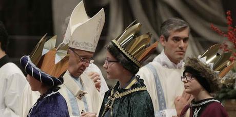 Francisco llama a abandonar bagaje inútil y banalidad del consumismo en 2018.