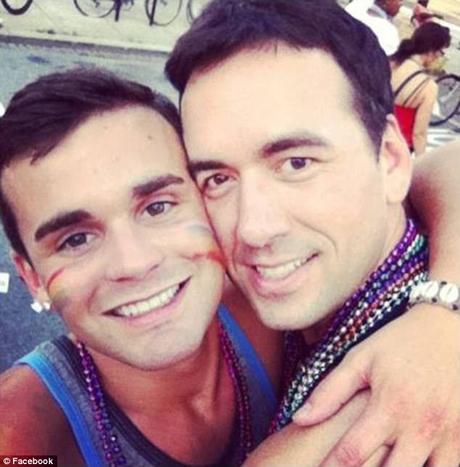 Mujer tiene dos novios y viven todos juntos Mujer tiene dos novios y viven todos juntos