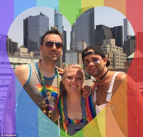 Mujer tiene dos novios y viven todos juntos Mujer tiene dos novios y viven todos juntos