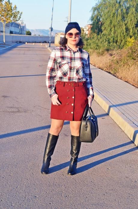 Camisa de cuadros y falda abotonada