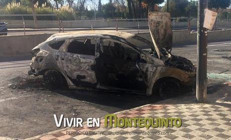 Un incendio calcina cinco coches en la Avenida de Europa