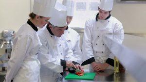 Hombre: expresión de curiosidad