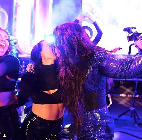 Demi Lovato dejó en schock a sus fans tras besar a su bailarina en pleno #show (FOTO)