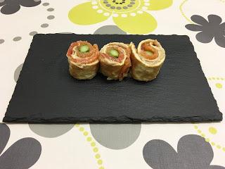 Rollito de salmón con crema de queso con boletus y espárragos Rollito de salmón con crema de queso con boletus y espárragos