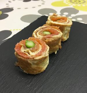 Rollito de salmón con crema de queso con boletus y espárragos Rollito de salmón con crema de queso con boletus y espárragos