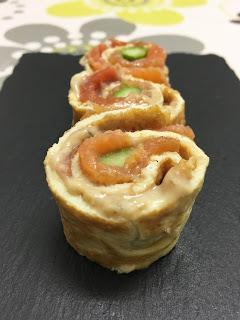 Rollito de salmón con crema de queso con boletus y espárragos Rollito de salmón con crema de queso con boletus y espárragos