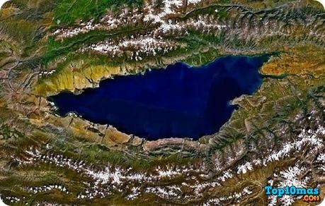lago-Issyk-Kul-entre-los-descubrimientos-bajo-el-mar