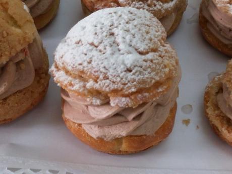 BOCADITOS CON CRAQUELIN Y CREMA GANACHE MONTADA