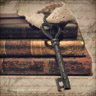 Old books and key Libros Antiguos y llave