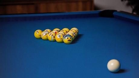 Pintó sus bolas de Pool y convirtió su simple Pool en un PoolMoji Pintó sus bolas de Pool y convirtió su simple Pool en un PoolMoji