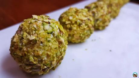 Bolas de queso y pistachos