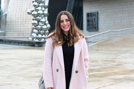 Outfit con abrigo rosa y zapatillas