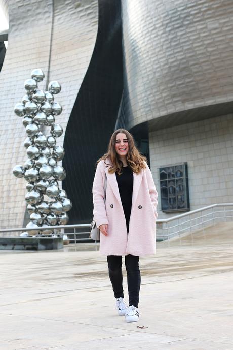 Outfit con abrigo rosa y zapatillas