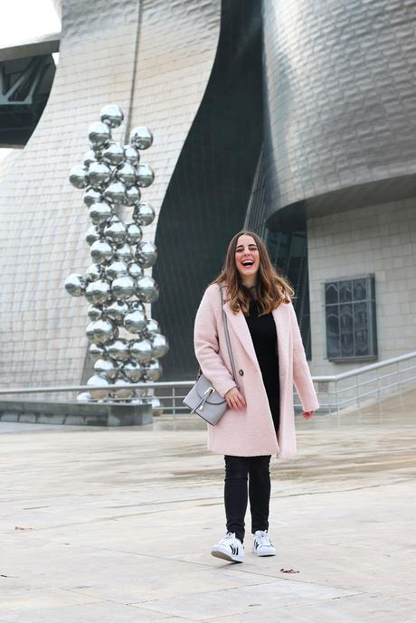 Outfit con abrigo rosa y zapatillas