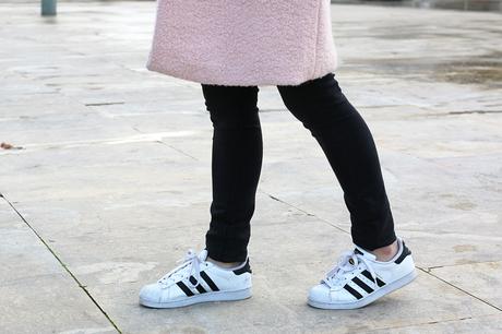 Outfit con abrigo rosa y zapatillas