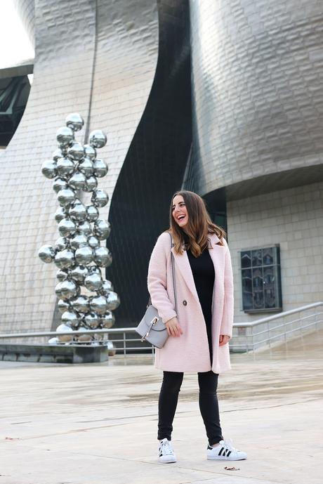 Outfit con abrigo rosa y zapatillas