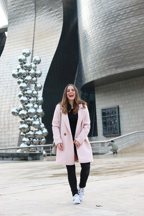 Outfit con abrigo rosa y zapatillas