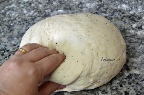 Pan de molde con semillas de amapola con masa madre