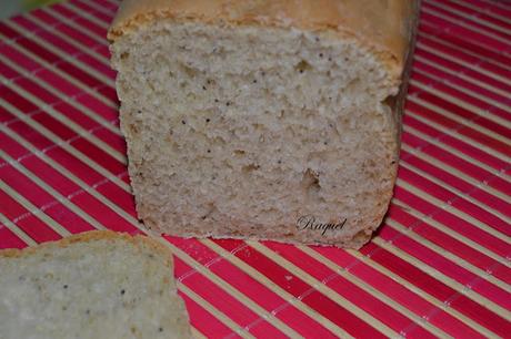 Pan de molde con semillas de amapola con masa madre