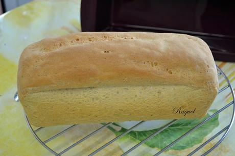 Pan de molde con semillas de amapola con masa madre