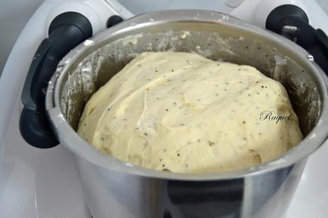 Pan de molde con semillas de amapola con masa madre