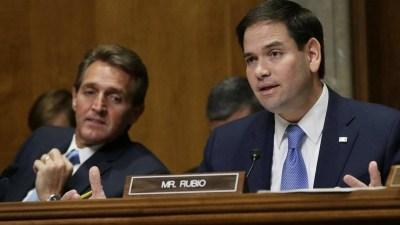 El senador republicano de Florida, Marco Rubio (der.), en febrero del 2015 durante una audiencia del subcomité del Senado para las Relaciones del Hemisferio Occidental, junto al senador Jeff Flake de Arizona.  
