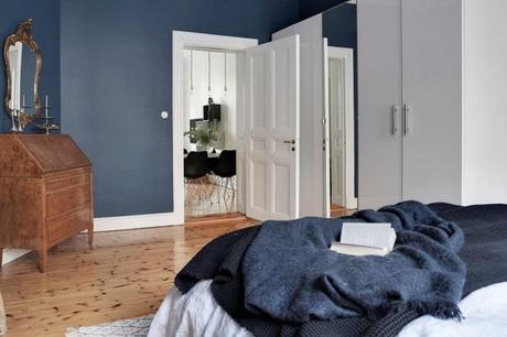 estilo nórdico dormitorio nórdico dormitorio escandinavo dormitorio azul decoracion dormitorios decoración blanco y azul cama bajo la ventana 