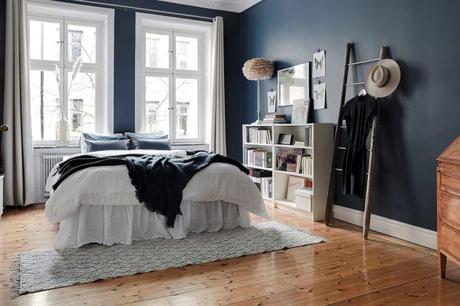 estilo nórdico dormitorio nórdico dormitorio escandinavo dormitorio azul decoracion dormitorios decoración blanco y azul cama bajo la ventana 