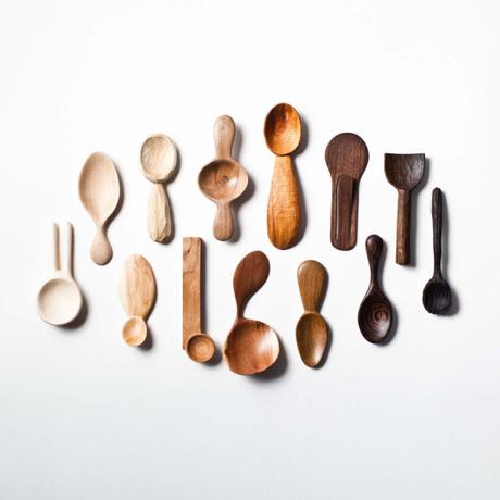365 cucharas talladas en madera, 1 nuevo diseño al día.