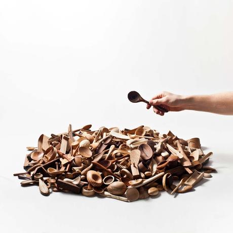 365 cucharas talladas en madera, 1 nuevo diseño al día.