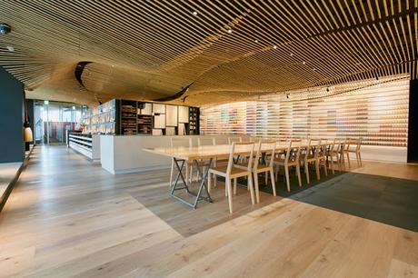 Diseño e interiorismo de una tienda de pigmento y artes de Tokio