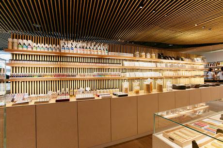 Diseño e interiorismo de una tienda de pigmento y artes de Tokio Diseño e interiorismo de una tienda de pigmento y artes de Tokio