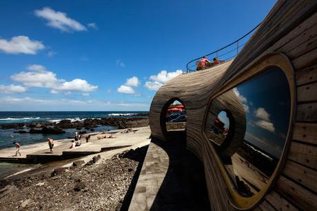Fusión de edificio histórico rehabilitado y anexo de madera contemporáneo